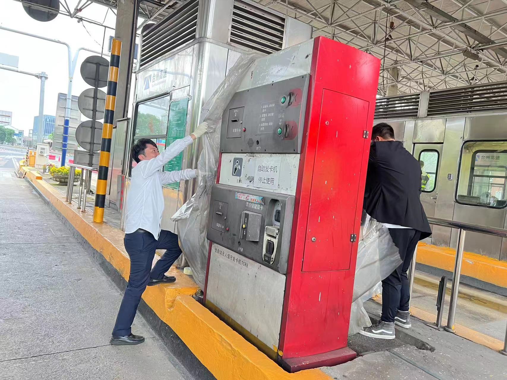 20230511 圖為車道打掃現場 王蓉萍攝 (2).jpg